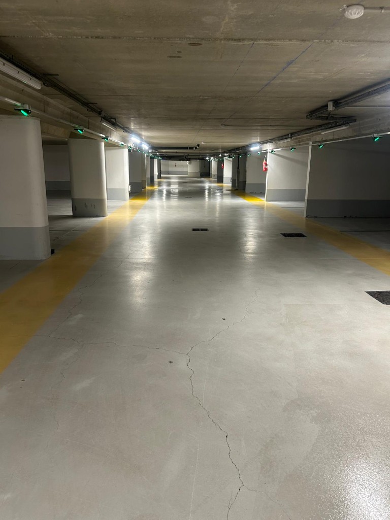 Parking souterrain après nettoyage professionnel